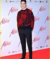 hero-fiennes-tiffin-looks-sharp-at-after-photo-call-in-milan-02.jpg